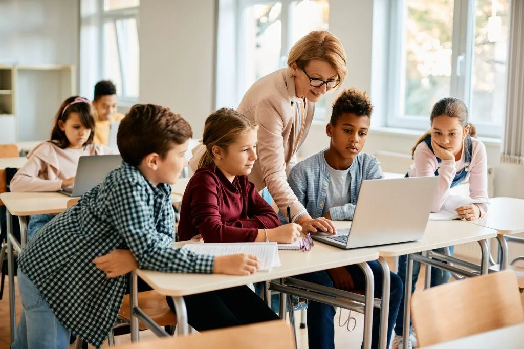 Students learning with the support of an educator